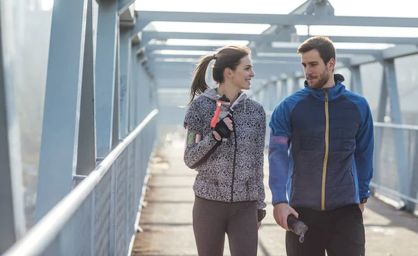 Desportista e esportista caminhando juntos — Fotografia de Stock