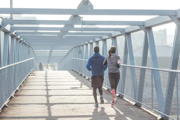 Hombre y mujer corriendo — Foto de Stock