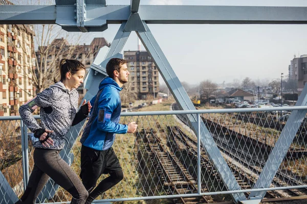 Sportsman et Sportswoman courir ensemble — Photo