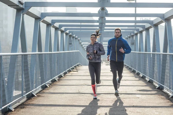 Hombre y mujer corriendo —  Fotos de Stock