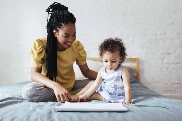 Baby spielt zu Hause — Stockfoto