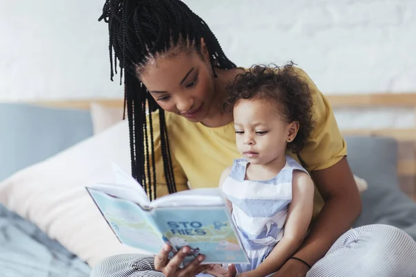 Matka czytanie jej dziecko — Zdjęcie stockowe