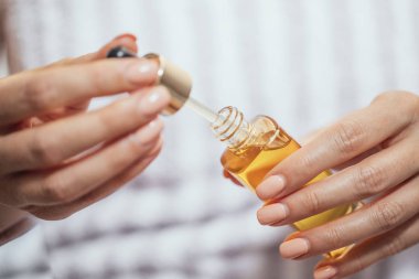 Kozmetik Serum tutan kadın