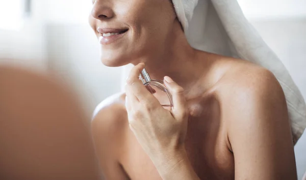 Mujer rociando perfume — Foto de Stock