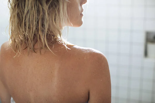 Retrato de la mujer en el baño — Foto de Stock