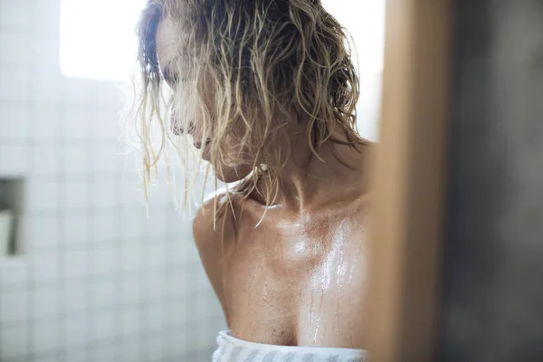 Retrato de mulher bonita na toalha — Fotografia de Stock