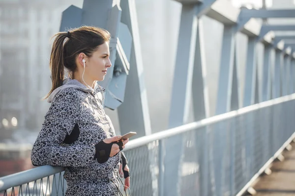 Deportiva escuchando música — Foto de Stock