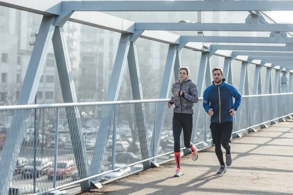 Sportler und Sportlerin laufen zusammen — Stockfoto