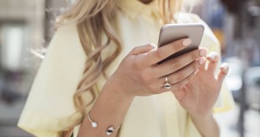 Cep telefonu açık havada kullanan kadın
