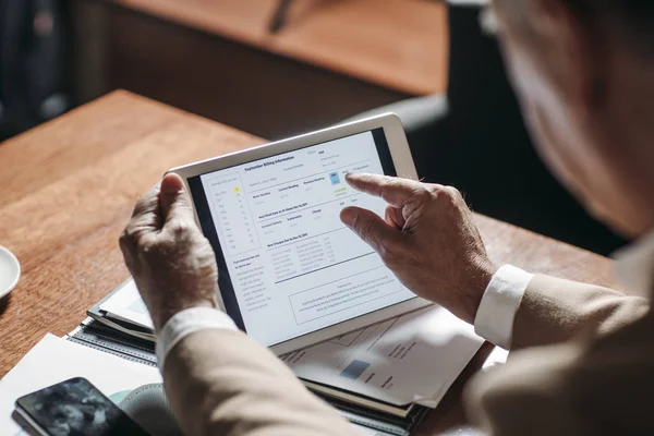 Man Using Tablet — Stock Photo, Image