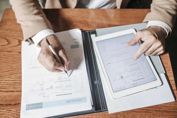 Elegant Businessman Writing — Stock Photo, Image