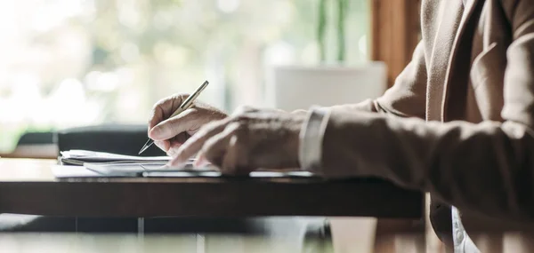 Elegante zakenman schrijven — Stockfoto