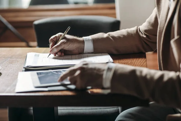 Elegant Businessman Writing — Stock Photo, Image