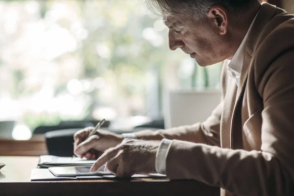 Elegante uomo d'affari Scrivere — Foto Stock