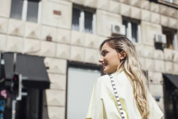 Portrait de jeune femme debout à l'extérieur — Photo