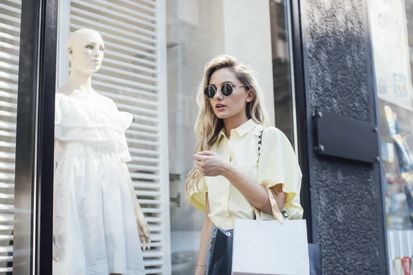 Kvinna kommer till Shopping — Stockfoto