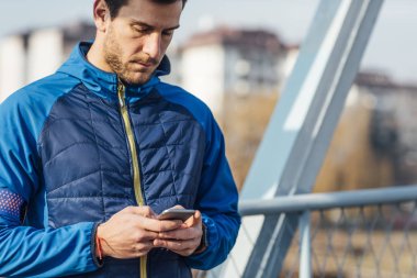 Smartphone'da yazarak sporcu