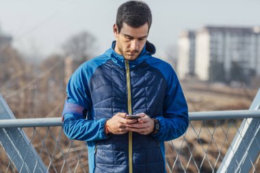 Smartphone'da yazarak sporcu