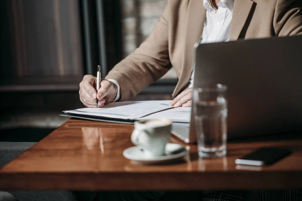 Elegante zakenman schrijven — Stockfoto