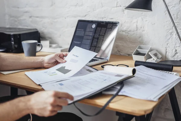 Uomo d'affari che lavora in ufficio — Foto Stock