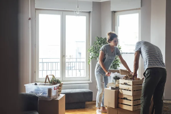 Paar zieht in neue Wohnung — Stockfoto