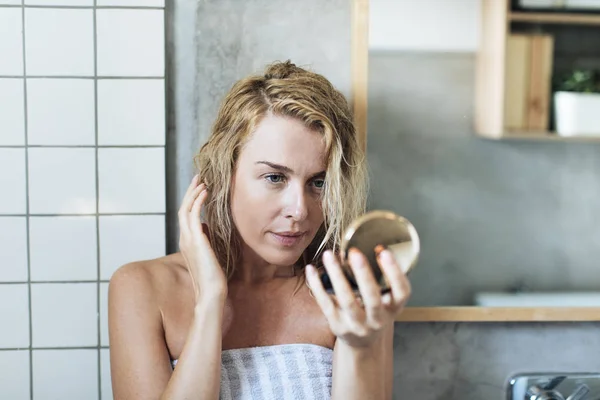 Woman Looking Her face in The Mirror — Stock Photo, Image