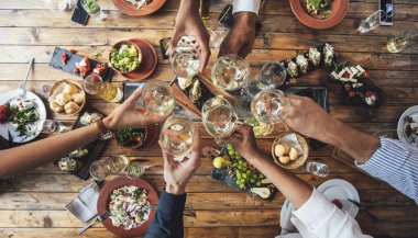 Akşam yemeği partisine Toasting arkadaşlar