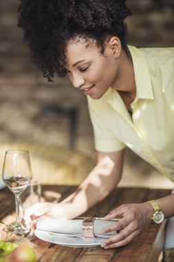 Çok gülümseyen kadın masa dekorasyon