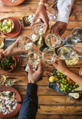 Akşam yemeği partisine Toasting arkadaşlar