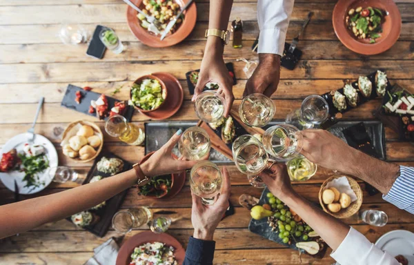 Grillage des amis à la soirée dîner — Photo