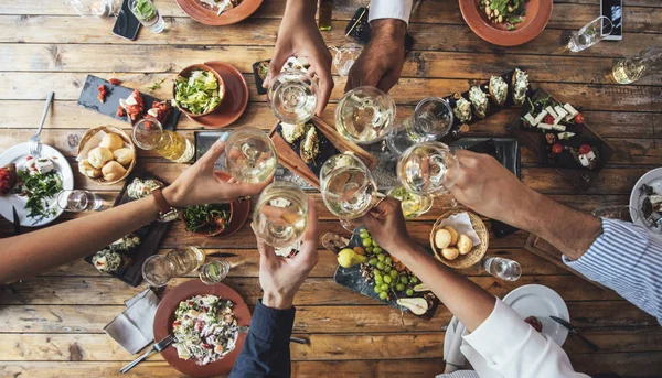 Akşam yemeği partisine Toasting arkadaşlar — Stok fotoğraf