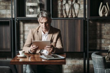 işadamı tablet kullanma