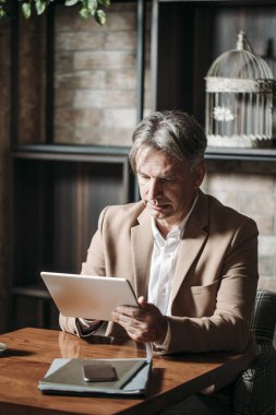 işadamı tablet kullanma
