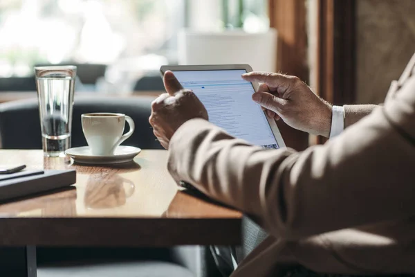 Affärsman med hjälp av Tablet PC — Stockfoto