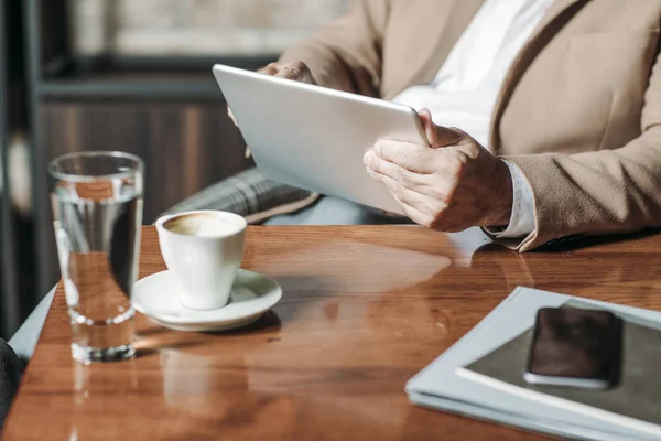 Affärsman med hjälp av Tablet PC — Stockfoto