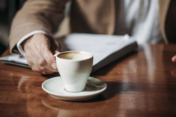 Zakenman espresso drinken — Stockfoto