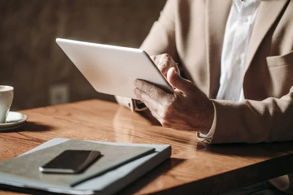 Biznesmen za pomocą tabletu — Zdjęcie stockowe