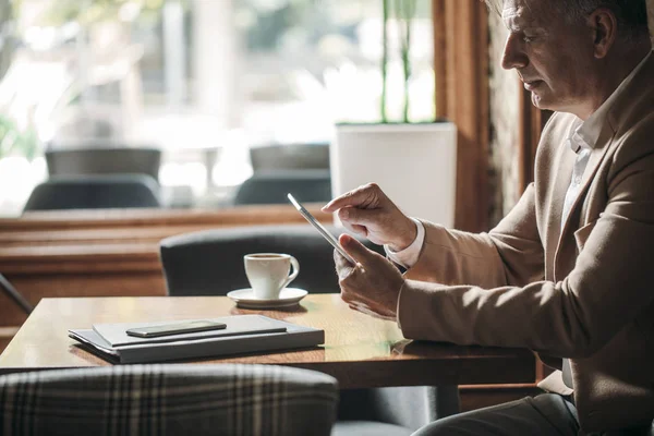 Uomo d'affari che utilizza tablet — Foto Stock