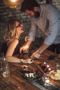 Çift celabrating yıldönümü