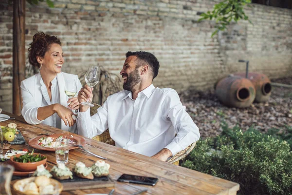 Man och kvinna njuter av vin — Stockfoto