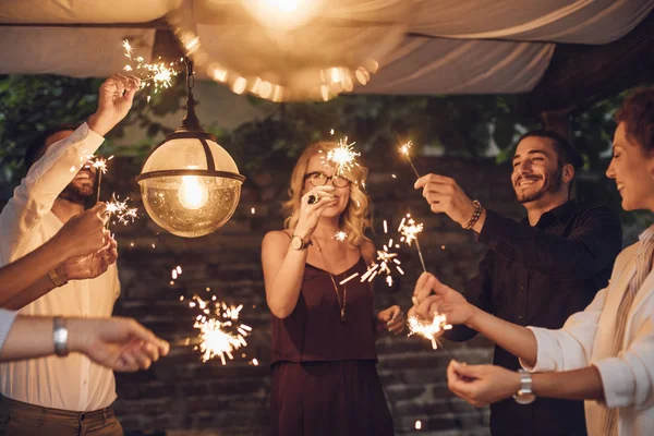 Freunde feiern — Stockfoto