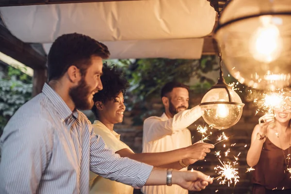 Freunde feiern — Stockfoto