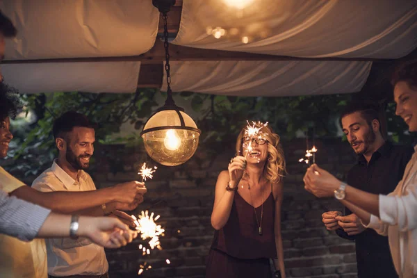 Freunde feiern — Stockfoto