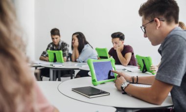 Teknoloji kullanan öğrenciler