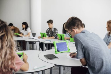 Teknoloji kullanan öğrenciler