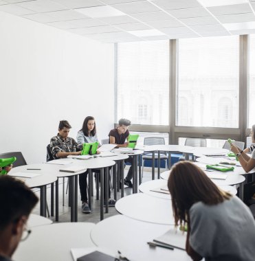 Teknoloji kullanan öğrenciler