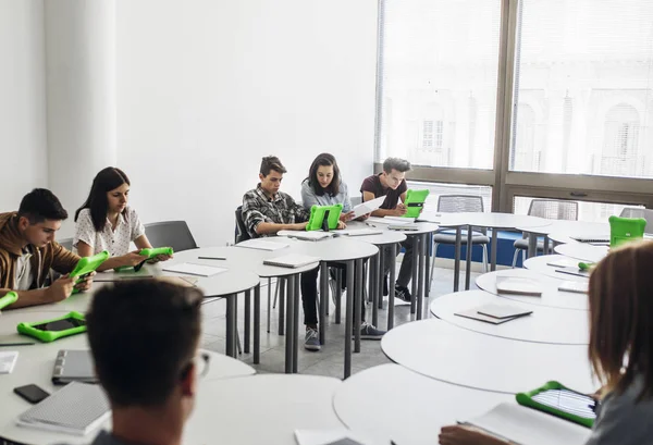 Estudantes usando tecnologia — Fotografia de Stock