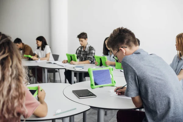 Uczniowie za pomocą technologii — Zdjęcie stockowe