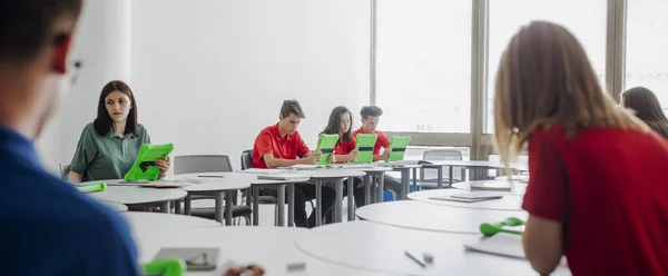 Studenti pomocí technologie — Stock fotografie