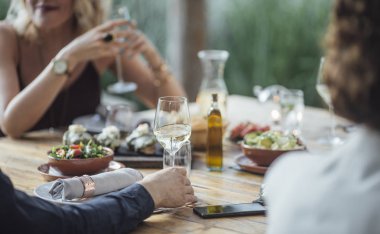 arkadaşlar akşam yemeği keyfi